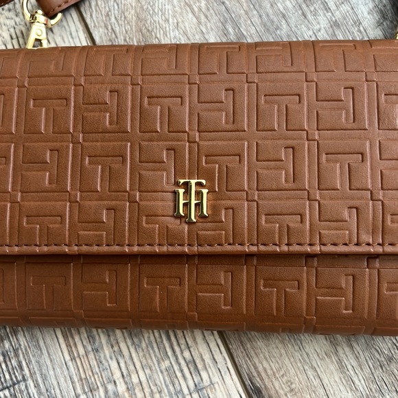 Tommy Hilfiger Crossbody color tan adjustable straps gold accents. - Picture 2 of 8